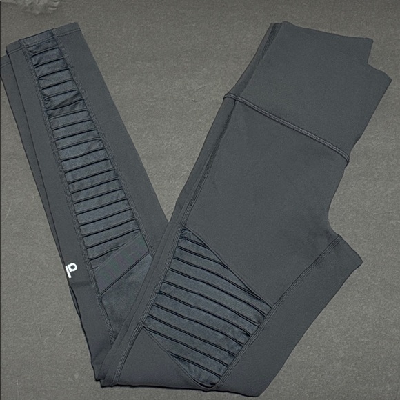 ALO Yoga Pants - Alo Yoga High-Waist Moto Legging
W5494R Size S